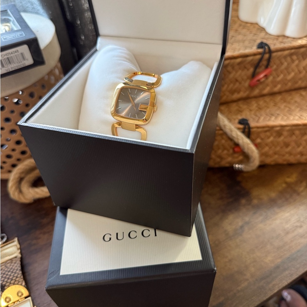 Gucci Women's Gold 125.4 Square open link Watch